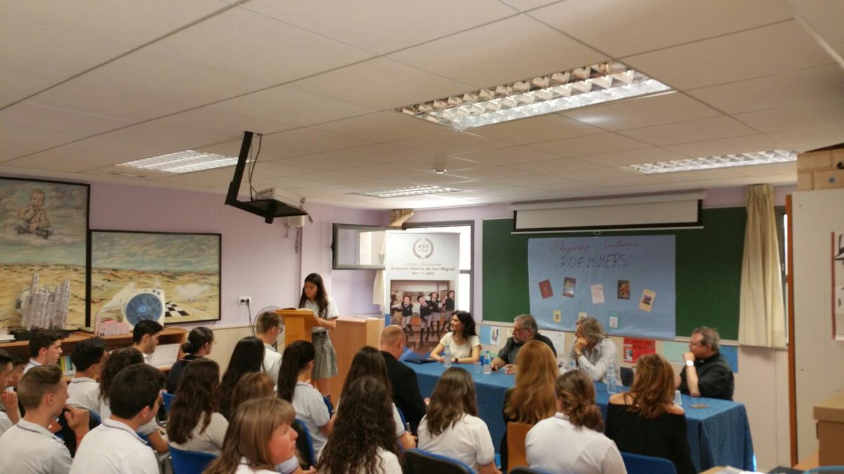 OratorioFestivo's tweet photo. Versos de "España en mi y otros poemas" con @AlejandroGuillermoRoemmers en la presentación de su libro en nuestro centro #orihuela #OFSM100 https://t.co/NgRrVPcWnr