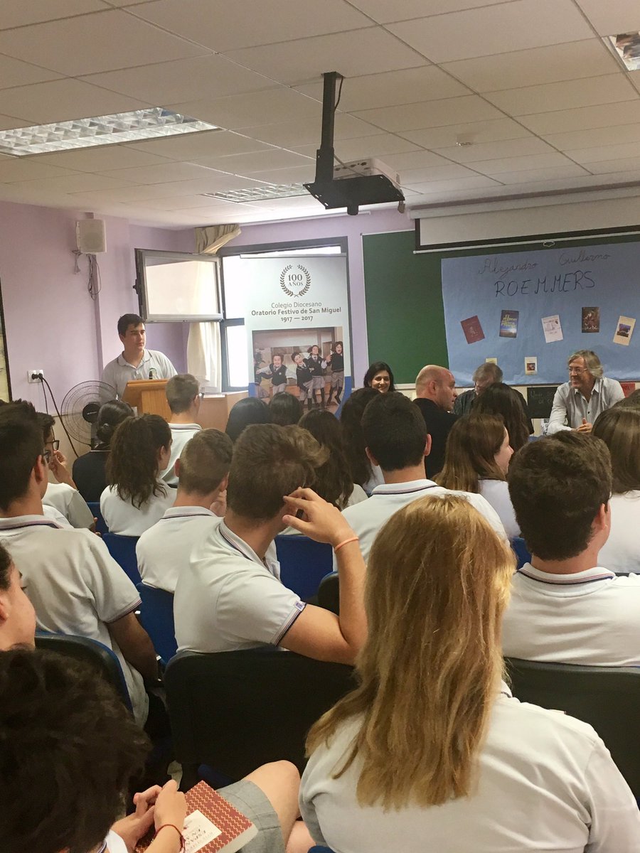 OratorioFestivo's tweet photo. Versos de "España en mi y otros poemas" con @AlejandroGuillermoRoemmers en la presentación de su libro en nuestro centro #orihuela #OFSM100 https://t.co/NgRrVPcWnr