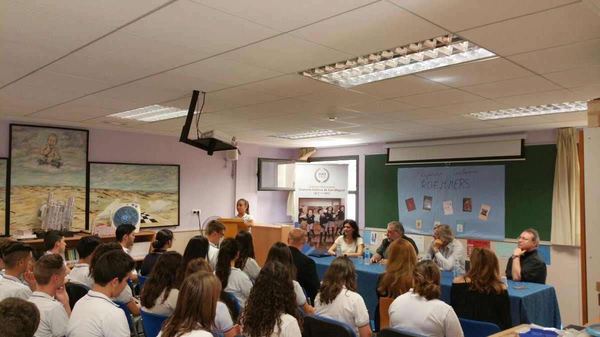 OratorioFestivo's tweet photo. Versos de "España en mi y otros poemas" con @AlejandroGuillermoRoemmers en la presentación de su libro en nuestro centro #orihuela #OFSM100 https://t.co/NgRrVPcWnr