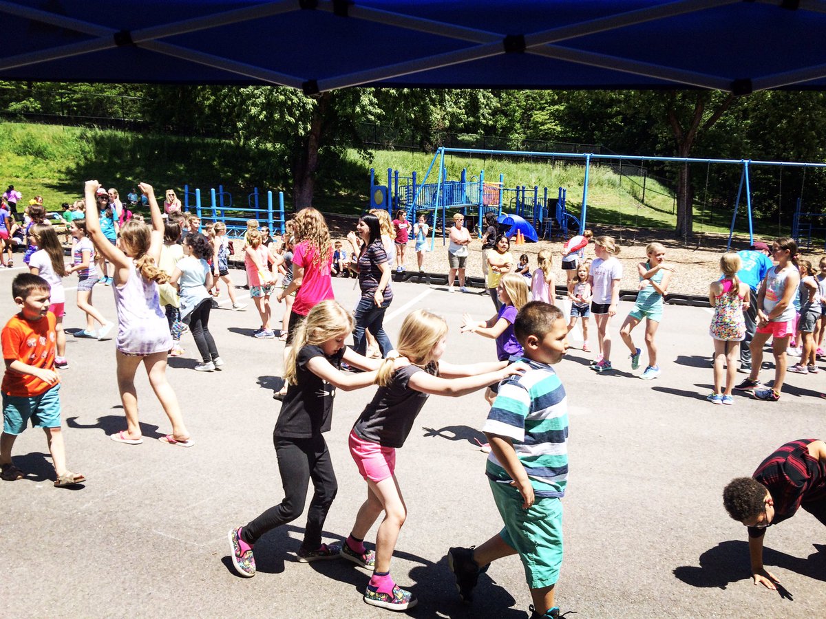 PittsburghDJCo's tweet photo. #dj Bob w/ another #awesome #teamup w/ @ELFPittsburgh ! #inflatables & #dj #combo ! #pittsburghdj #pghdjco #everyonelovesfun #schoolevents https://t.co/zoNcVzdLn4