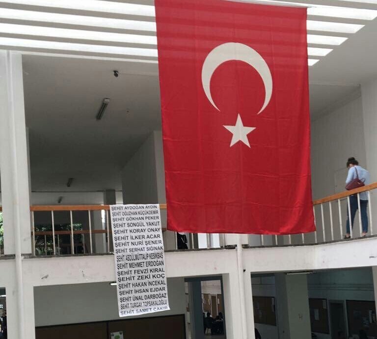 Ank Üniv'de ülkücüler Şehitlerimizin ismini Asıyor PKK Sempatizanları indrmek İsteyince Dayağı Yiyor Oruç Tutmadık Diye Dayak Yedik Diyorlar