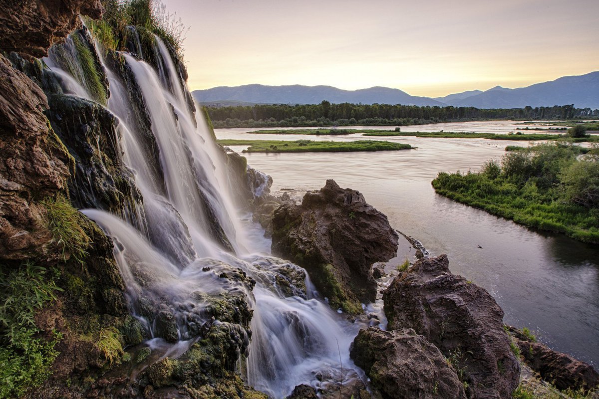 Interior's tweet photo. 17 scenic and historic trails to explore this summer: https://t.co/vGUMtzneKJ #FindYourWay https://t.co/OlMa9fsb2B