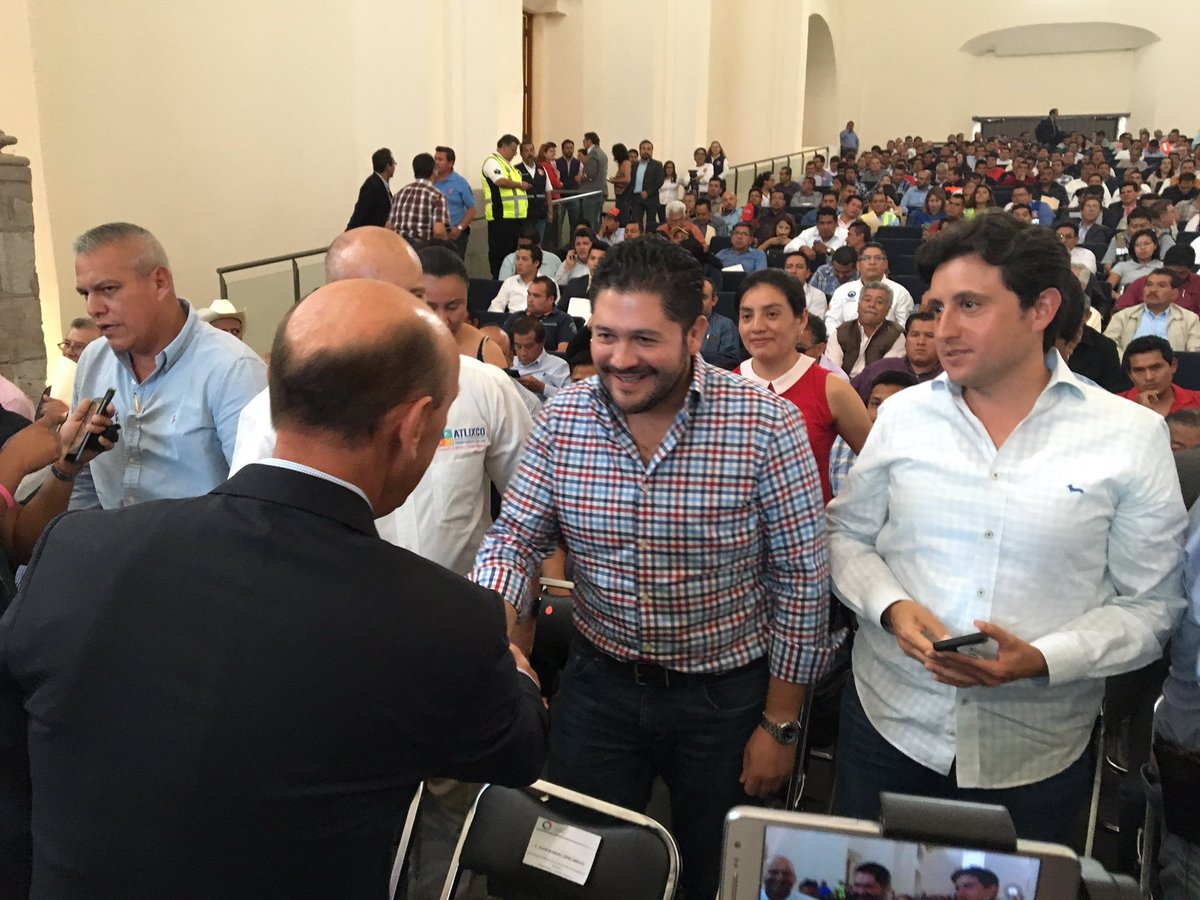 JEnriqueRiveraR's tweet photo. Con mis compañeros Presidentes Municipales, en reunión de contingencias generadas por los fenómenos hidrometeorológicos @ChignahuapanGob. https://t.co/Hs7tizjh8N