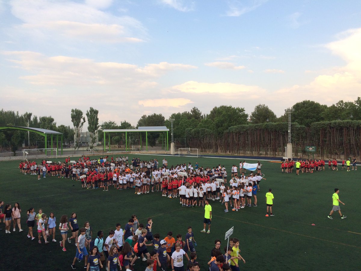 epsfernando's tweet photo. III Olimpiadas Betania. Ceremonia de Inauguración. Desfile de delegaciones. Juramento Olímpico e Inauguración por parte del P. Enrique. https://t.co/ddzsrPKMwW