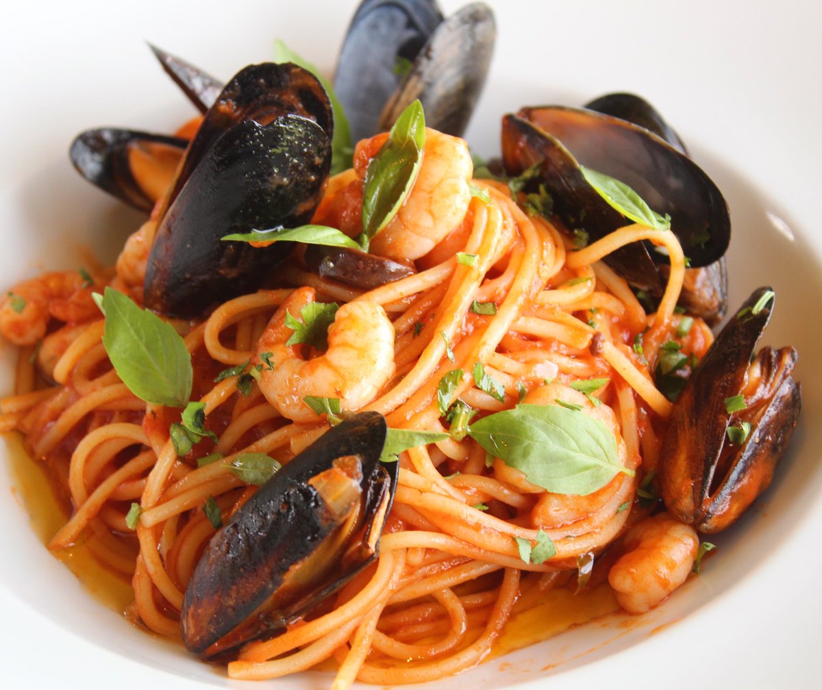 • MEDITERRANEAN PASTA •

Spaghetti italianos, mejillones, camarones, aceitunas negras, salsa de tomates y hojas de albahaca.