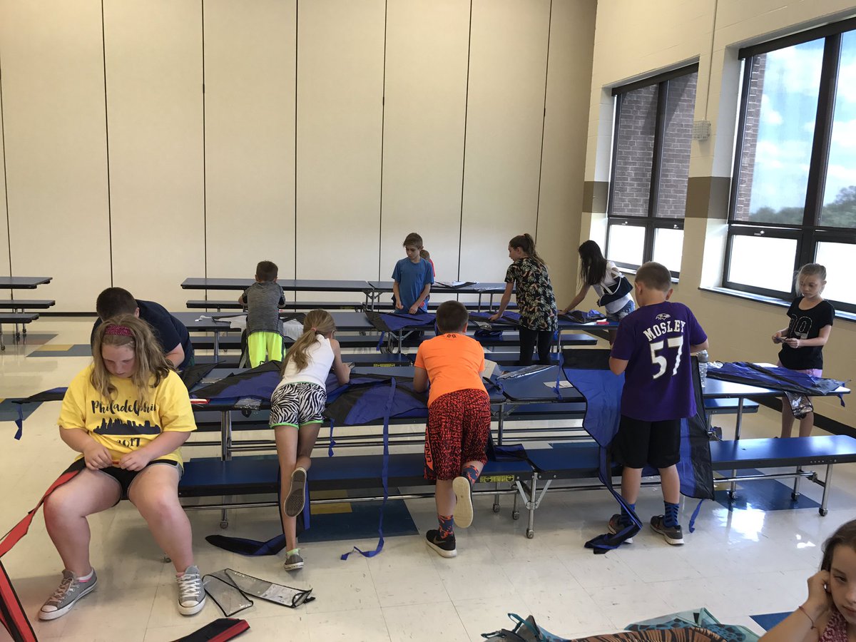 FawnArea's tweet photo. Assembling our kites!!!! #sesdinquiry #fawnarearocks https://t.co/DsRKVBFRNn