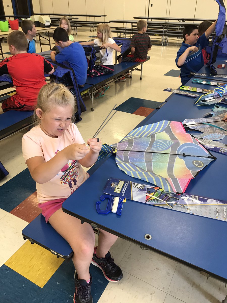 FawnArea's tweet photo. Assembling our kites!!!! #sesdinquiry #fawnarearocks https://t.co/DsRKVBFRNn