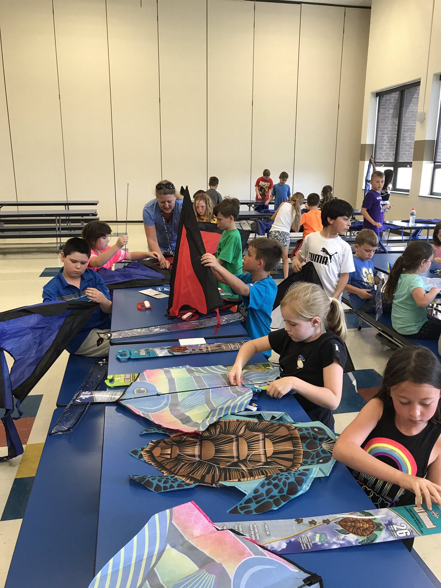 FawnArea's tweet photo. Assembling our kites!!!! #sesdinquiry #fawnarearocks https://t.co/DsRKVBFRNn