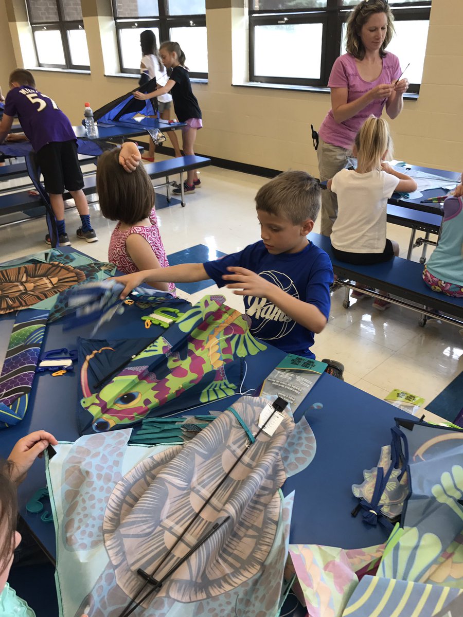 FawnArea's tweet photo. Assembling our kites!!!! #sesdinquiry #fawnarearocks https://t.co/DsRKVBFRNn