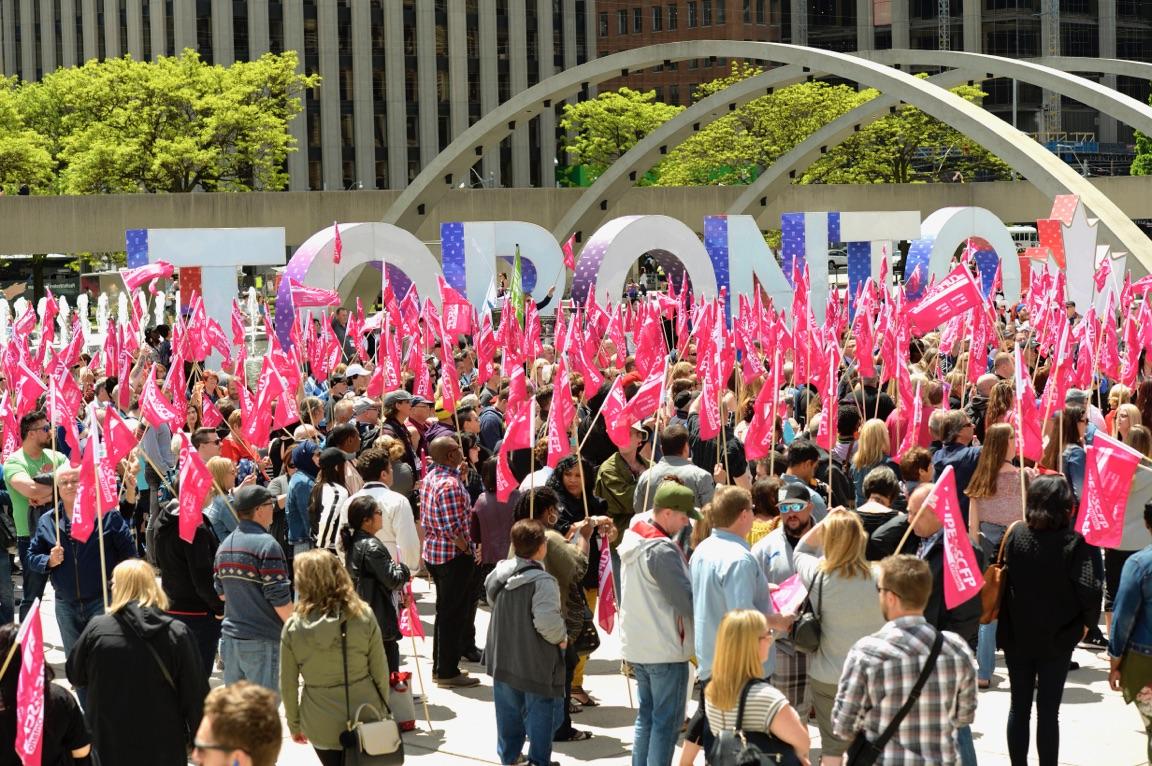 jennkfrench's tweet photo. Glad to stand in #solidarity with @cupe1600 #TorontoZoo workers who are standing up for the #nextgeneration. #CUPEON2017 #OurTorontoZoo https://t.co/ybO297ajHU