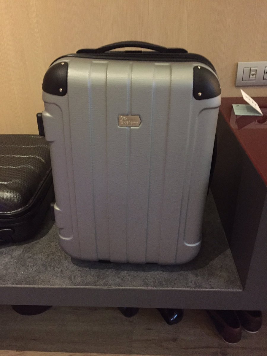 ZacPatterson's tweet photo. Picked up the wrong case from the hold on @easyJet flight EZY8575 Gatwick 2 Barcelona that landed 6.30pm 2day. Anyone got mine n wanna swap? https://t.co/MnnVpRH6xK