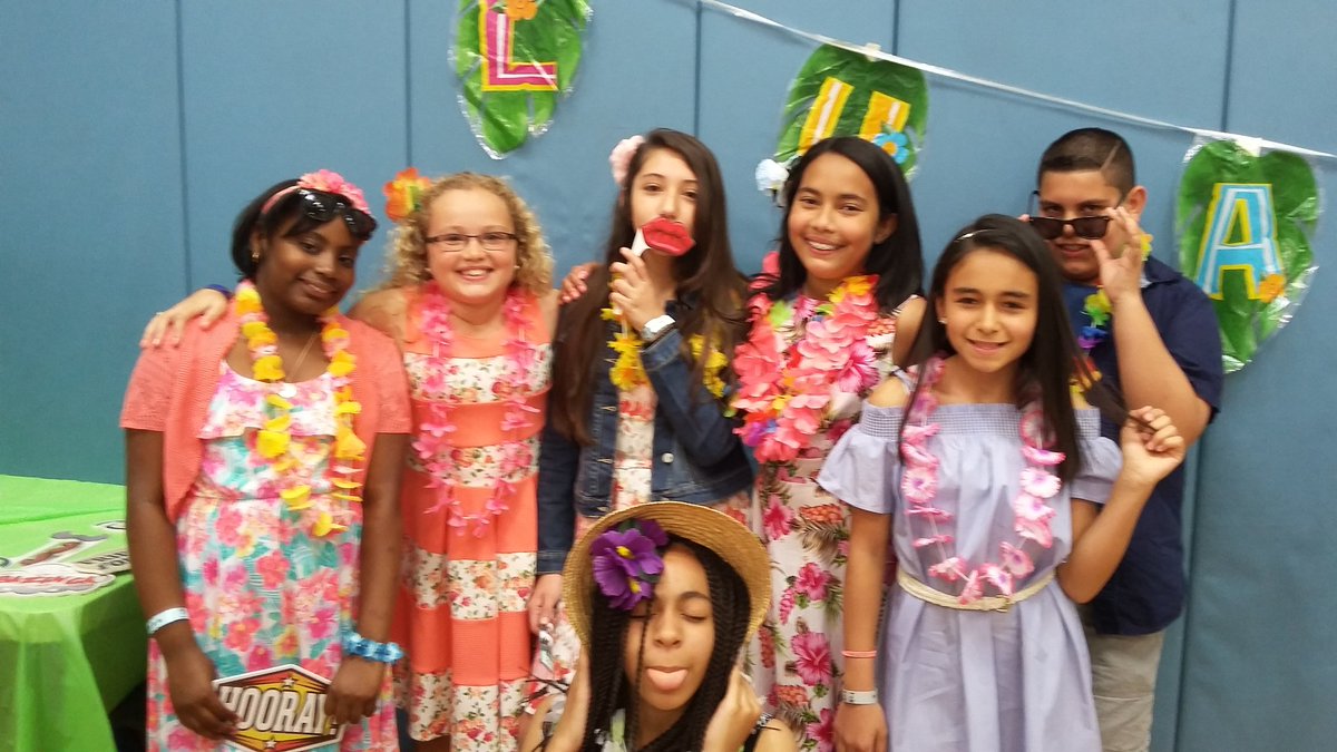MsTuli_59's tweet photo. Waiting for the photo booth at the 5th grade dance. # ktm100 https://t.co/wVgnR7ZOPk