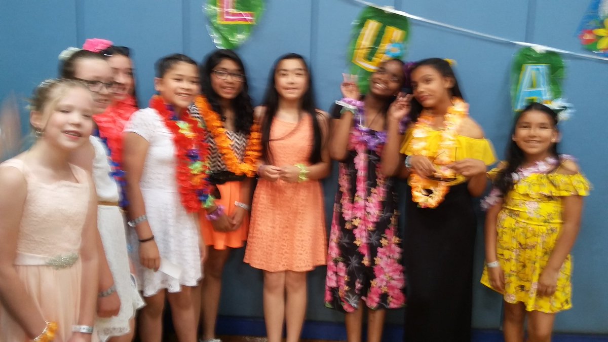 MsTuli_59's tweet photo. Waiting for the photo booth at the 5th grade dance. # ktm100 https://t.co/wVgnR7ZOPk