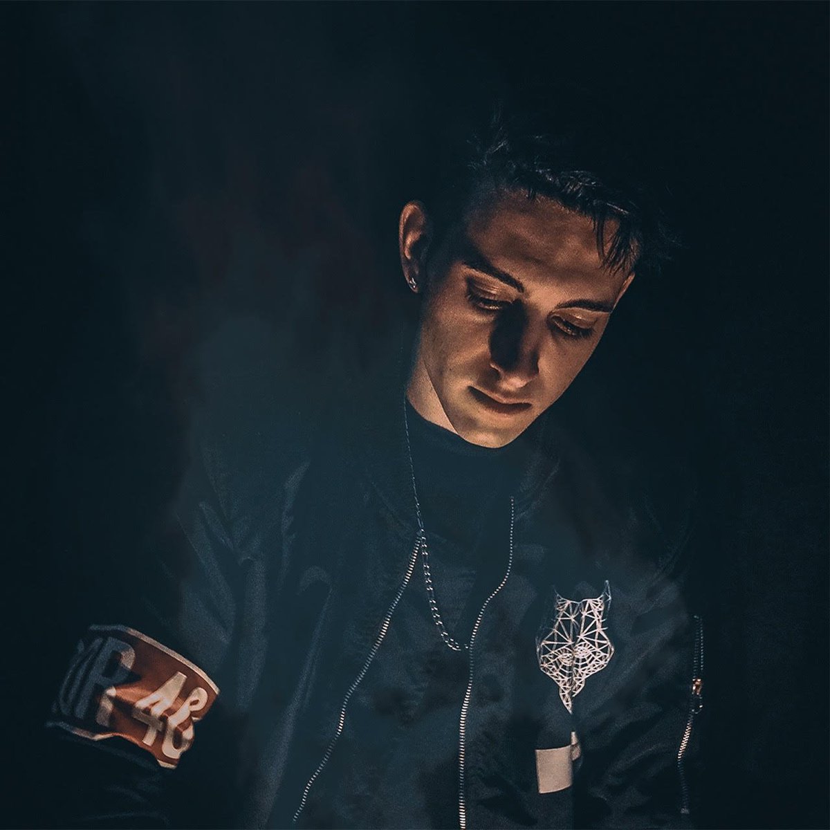 wolfinasuitblog's tweet photo. Premiere: "Kingdom in Flames" by @jeremyshayne at https://t.co/QKezjboMZv #jeremyshayne #kingdominflames #indiemusic #newmusic #premiere https://t.co/nWhe0moCx8