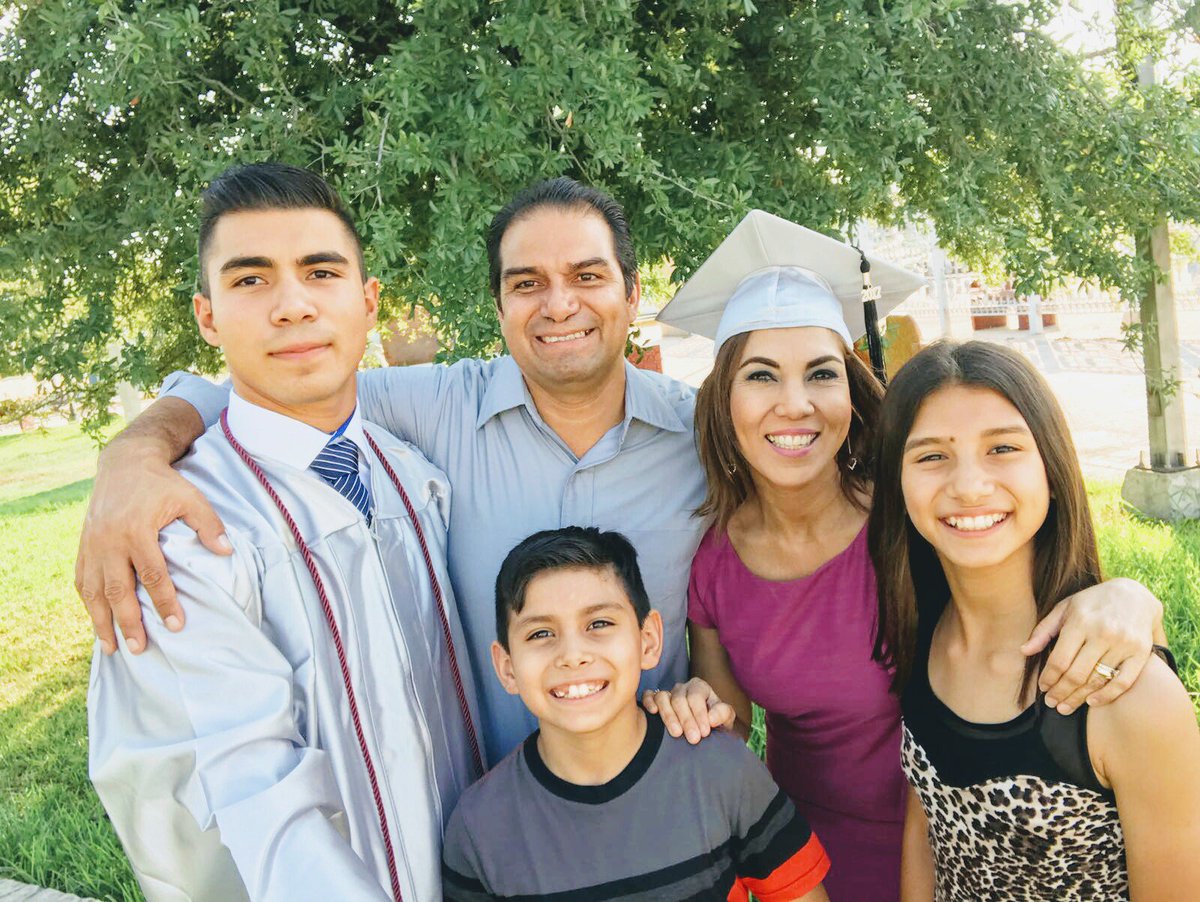 sonianel's tweet photo. Y se llego el Gran dia!! #Classof2017 #CarlosRamirez #highschool #CCwinn #familia 😍😘 @enriqueramz5 https://t.co/3xvVsZxLI9