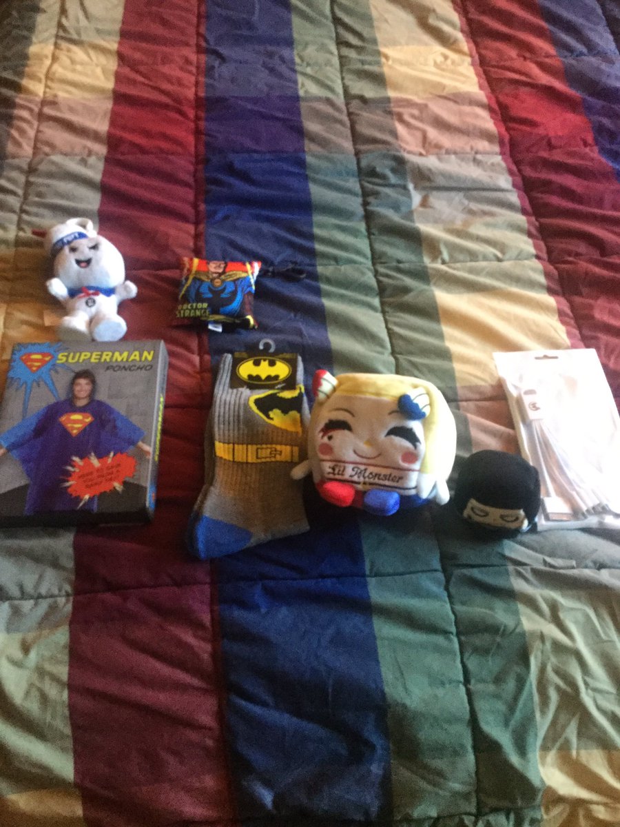 Omegablade936's tweet photo. Lastly I bought a #ComicConBox @ComicConBox and got this cool swag #HarleyQuinn #StarTrek #Superman #Batman #Ghostbusters https://t.co/7TV9jGsvW3