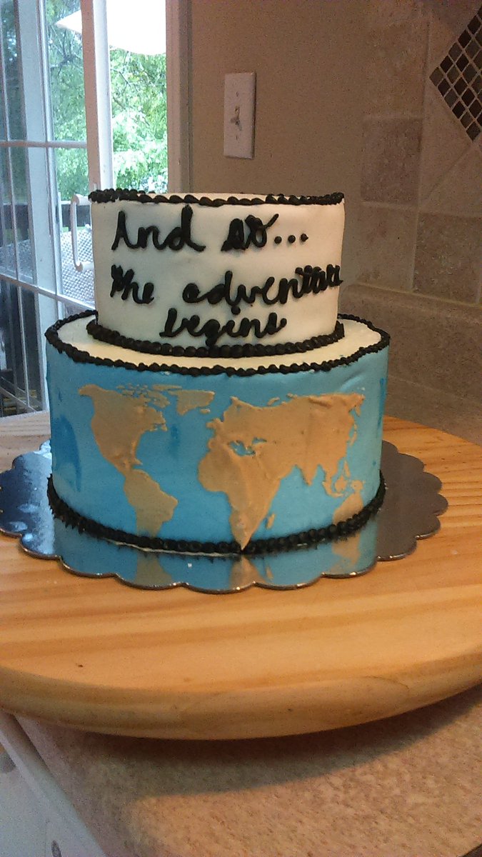 katyscakes09's tweet photo. Final graduation cake of the season! #classof2017 #Travel #adventure #katyscakes09 https://t.co/bzGWOmJThz
