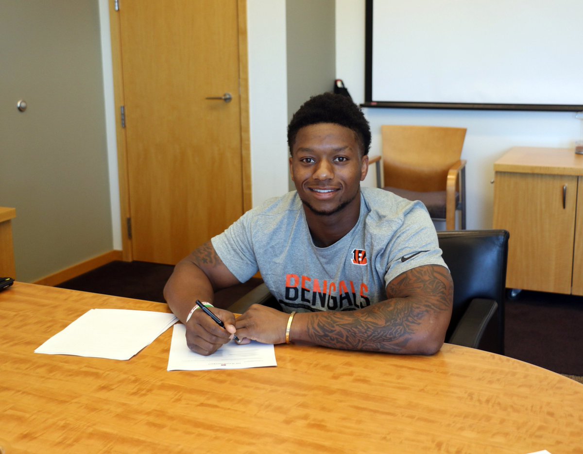 ICYMI: #Bengals sign 2nd Rd Draft pick RB Joe Mixon  Read more 📰: go.bengals.com/2rt9ffq  #Bengals50 https://t.co/pzL0CoorrV