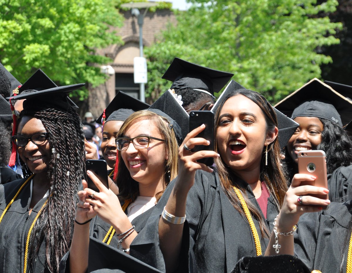 CCNYFund's tweet photo. Scenes from today's #Commencement! #Congrats to all the #grads! More #pics to come! #selfies #classof2017graduates #ccny #CCF https://t.co/qrDw1CyqzZ