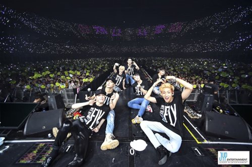 arophas1998's tweet photo. #MTV #VMAs2017 #VmasGOT7 #GOT7 #Ahgases #Ahgabong #Jackie 💚💚
Let's keep on giving them love and support as they deserve all the best ❣️❣️🙃 https://t.co/P3lTmZMNpZ