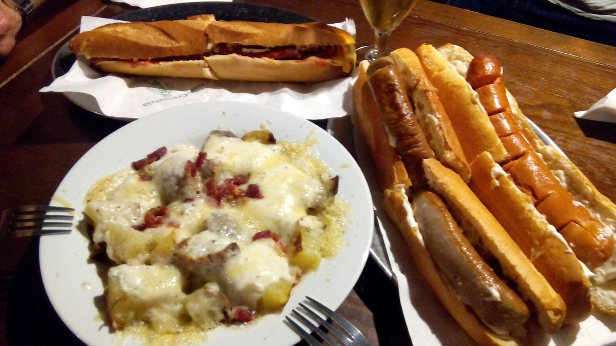 Ivan18AA's tweet photo. Terminando el día con unas buenas salchichas!! @ines_cudero @AdrianIGz @cwzgz #cw17 #meba2016 https://t.co/ETRVQfoRm8