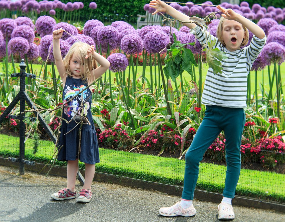nicolagoddard2's tweet photo. Day 2: We went to @kewgardens , pretended to be bees and made a nature mobile! #30DaysWild https://t.co/LSNP2mKb7f