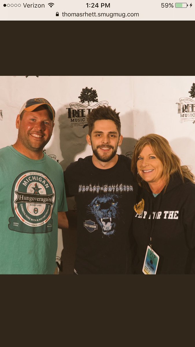 jeannabina's tweet photo. #thomasrhett #TreeTown2017 https://t.co/kF0XE4eLD7