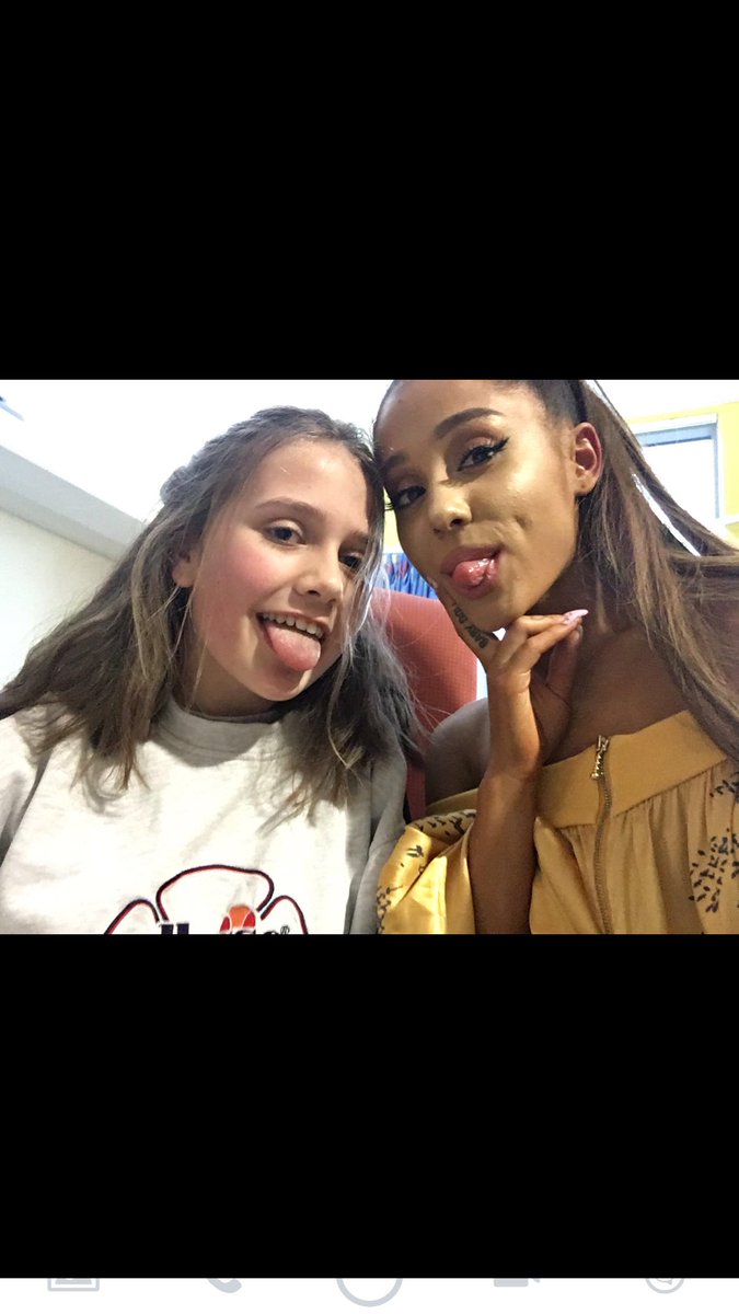eviemills11's tweet image. @ArianaGrande I love you 💛