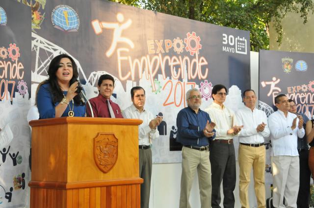 UASinaloa's tweet photo. Presentan alumnos de la FACES UAS, proyectos de negocios en la Expo Emprende 2017 #emprendeUAS #SpinUAS https://t.co/2ofOrz8Urb https://t.co/LLgkkhDAnM