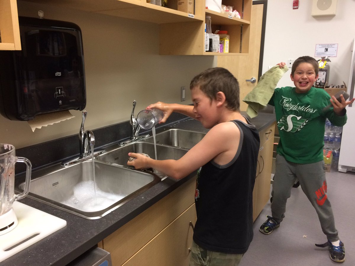 TrudyHauta's tweet photo. #HBCSpride Cleaning the dishes after making a smoothie https://t.co/eHZXJiydGi