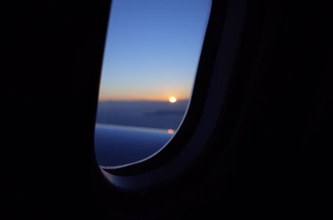 虹色の空から地平線が本当に輝き出してうっかり見惚れていた。宝石の誕生みたいだった。 