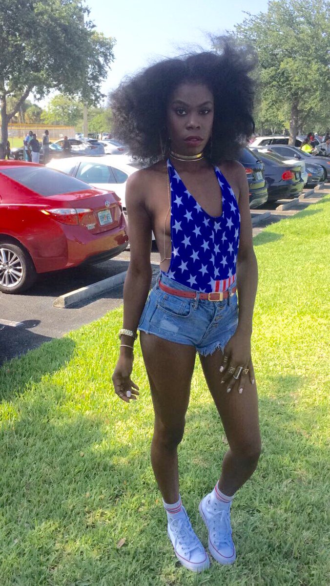 FaraMFCharles's tweet photo. Ain't nothing sweeter than ME! #MDW17 #PureMiami 💙 https://t.co/rCctpm8hNK