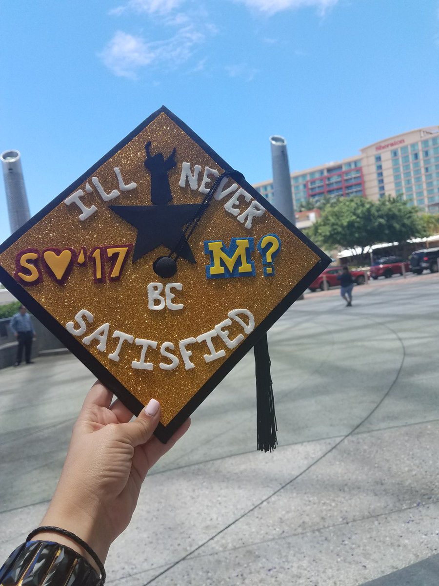 Ortiz_Nic's tweet photo. Thanks @Lin_Manuel & @HamiltonMusical for inspiring me to NEVER BE SATISFIED. #DePRPalMundo #NextStopMasters #LaPiccolaSeGradúa #GradUSC17 https://t.co/AIAyFim1S2