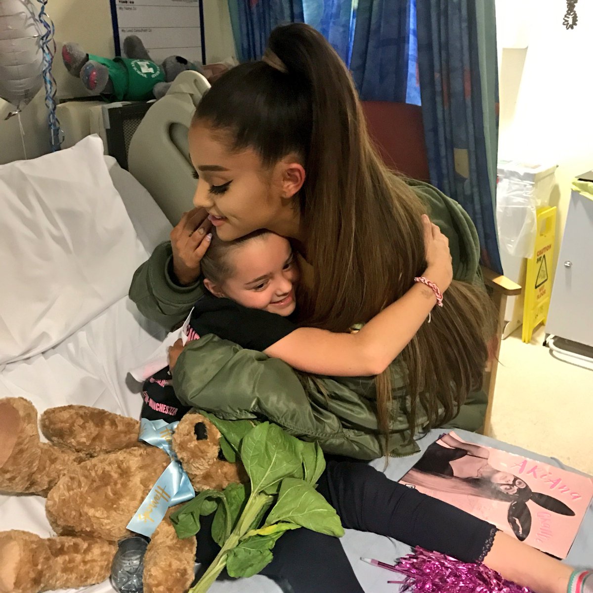 .@ArianaGrande has been visiting injured fans at @CMFTNHS tonight (pic courtesy of <a href="/LaurenEveThorpe/">Lauren Harrison</a>) #manchesterattack