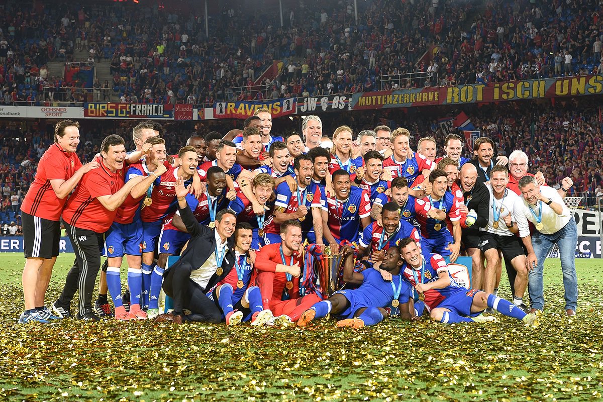 FC_Basel_en's tweet photo. Swiss Champions 2016/17 #stärnstund #Double2017 #FCBasel https://t.co/7A02SNx8HW