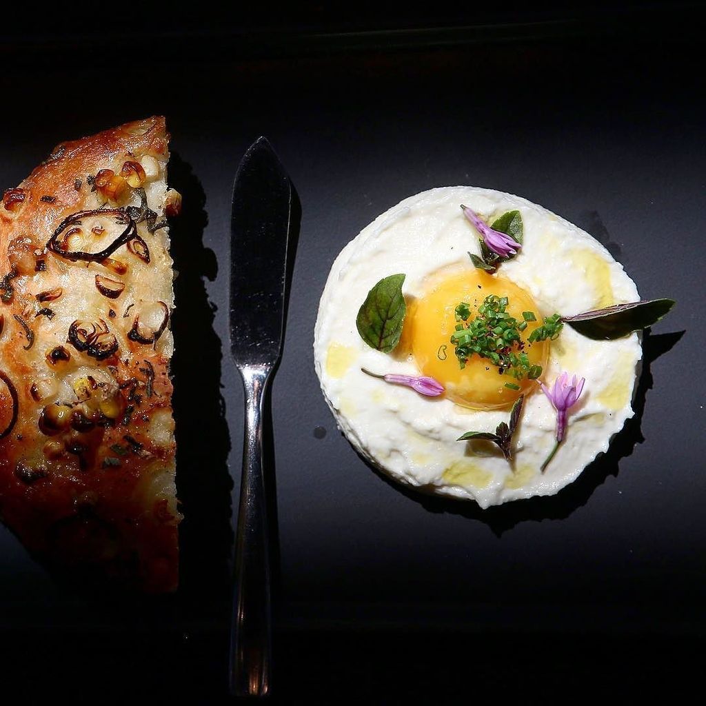 Simple, elegant and seductive: Warm Ricotta, Farm Egg Yolk, Garden Herbs, and Foccacia <a href="/juniperaustin/">Juniper</a> @nicyanes
📸 … ift.tt/2qLbyNK
