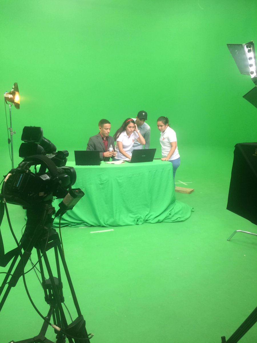CayenaProd's tweet photo. El equipo de Cayena ultimando todo. https://t.co/TwhEbR13SJ