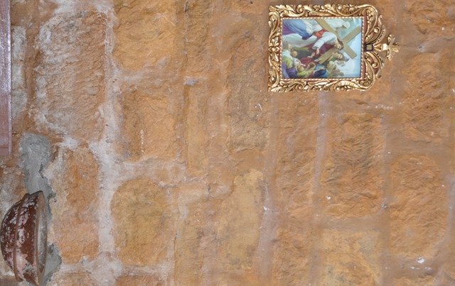 #IglesiadeNunchía reliquia colonial construida en 1655 en piedra de gran valor arquitectónico que contrasta con el parque central natural