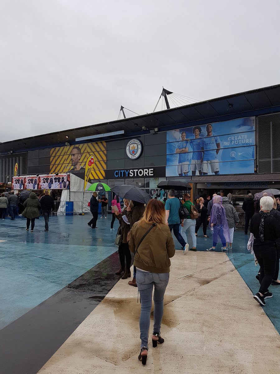 Darranps's tweet photo. At the Etihad Stadium with my gorgeous Mistress V to see Robbie Williams as a treat 😚💕 https://t.co/970HY3cyd6