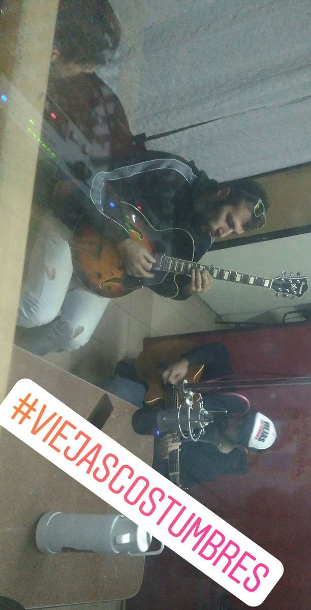 TwisterMusica's tweet photo. Los chicos de #ViejasCostumbres en #AngelODemonio x https://t.co/cfu1iUCl7S https://t.co/NEgq09OTAc