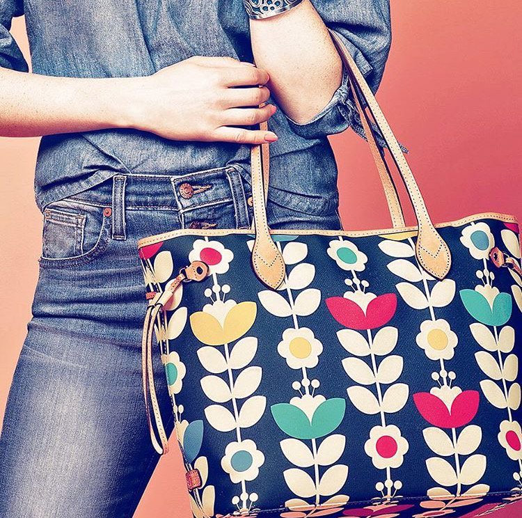 CrowdersGifts's tweet photo. Need a mood booster? The bold Newberry floral print will brighten up anyone’s mood.  @Brighton #brighton #summerready https://t.co/TTrpoPCcB5