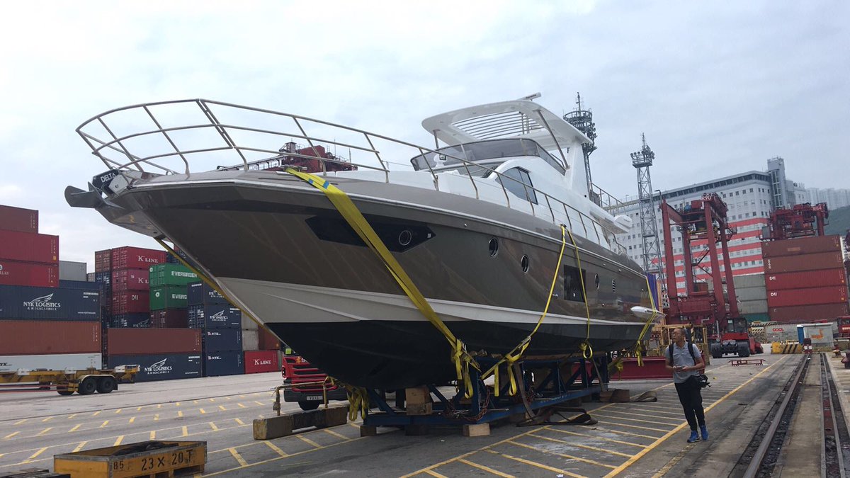 AzimutYachtsHK's tweet photo. Again ...... Another gorgeous #Azimut66 unloaded in #HongKong. 
#Asia #AsianWater #luxurylifestyle https://t.co/AJwT3DwfvV