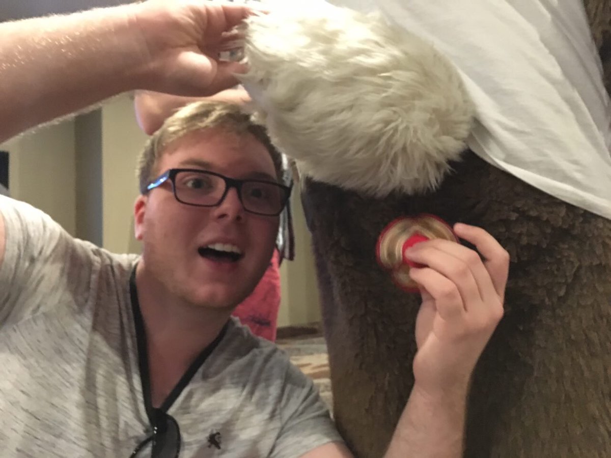 The_Sass_Hole's tweet photo. AssCon 2017 #buttselfies pt 5 🍑🍑🍑 https://t.co/wEzsjEBaoW
