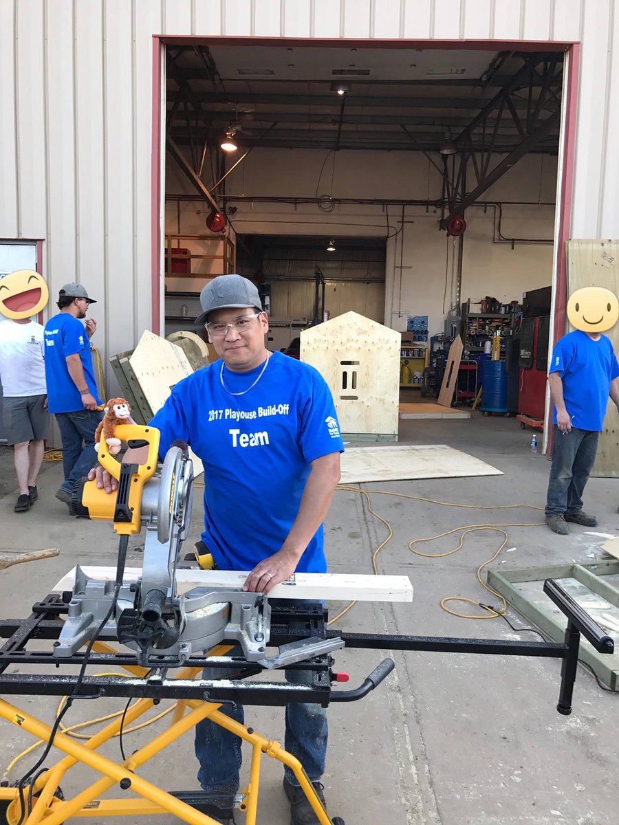 MacTheMonkeyYMM's tweet photo. Another #macthemonkey spotting in #ymm! Way to give back, Ben! #HFHWoodBuffalo https://t.co/g3135CYZjH
