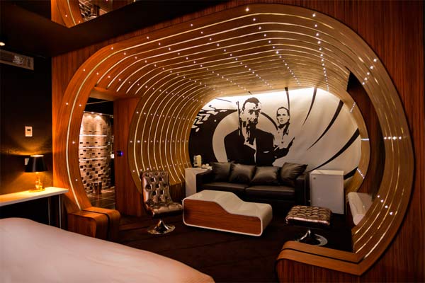 LUVSENSE_London's tweet photo. The secret agent suite @hotelseven has a #ceilingmirror, a mythical atmosphere and futuristic design https://t.co/Oi75Q0L3EN https://t.co/bXj7mnbWOK