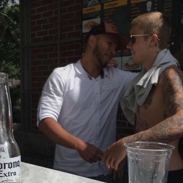 ibeliebersmx's tweet photo. Junio 2: Más foto de Justin en New York. https://t.co/72kZVR70Gj