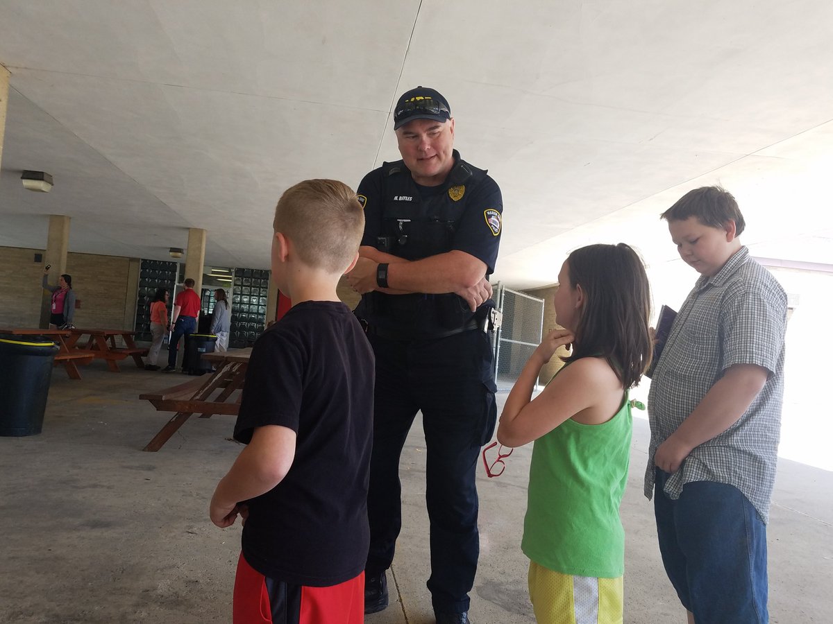marion_police's tweet photo. We had a great time today handing out freeze pops at the Boys & Girls Club summer kickoff! #MarionProuD #PositiveMPACT #MarionMade https://t.co/BWVar7HA9h