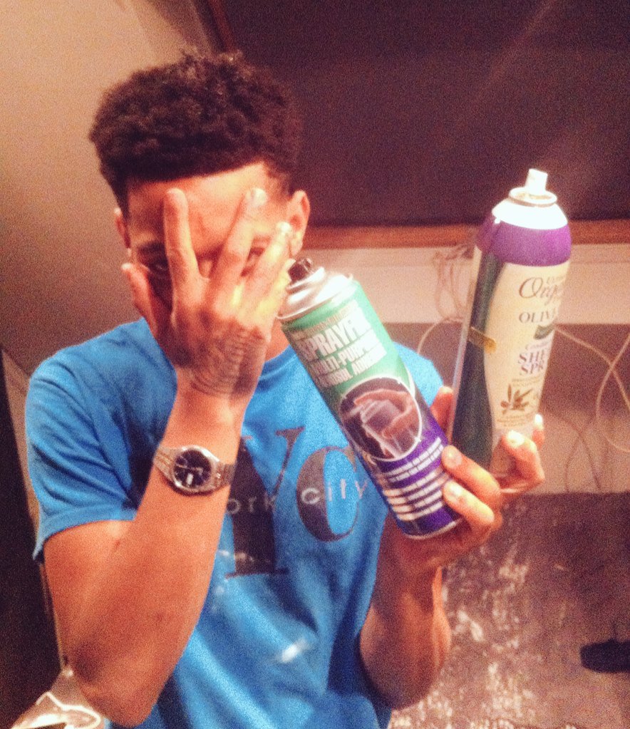 Shinobi_Eff's tweet image. 😩When you help yourself to my hair cream but your high as shit and spray glue all up in your hair #AskNextTime 😂😂😂