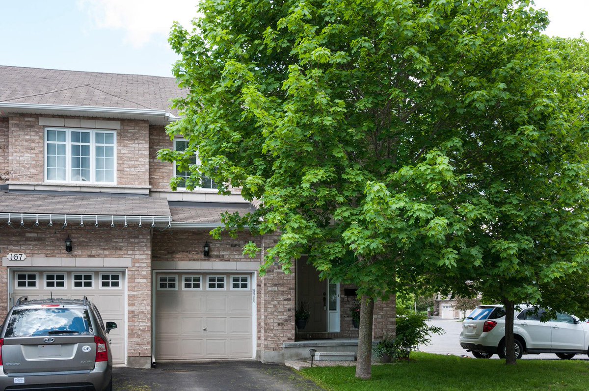 annewinchteam's tweet photo. This week's #FeatureListingFriday is a spacious townhome in Kanata Lakes. Click here for details: https://t.co/AKBiGdERuY https://t.co/lvDNF0belJ