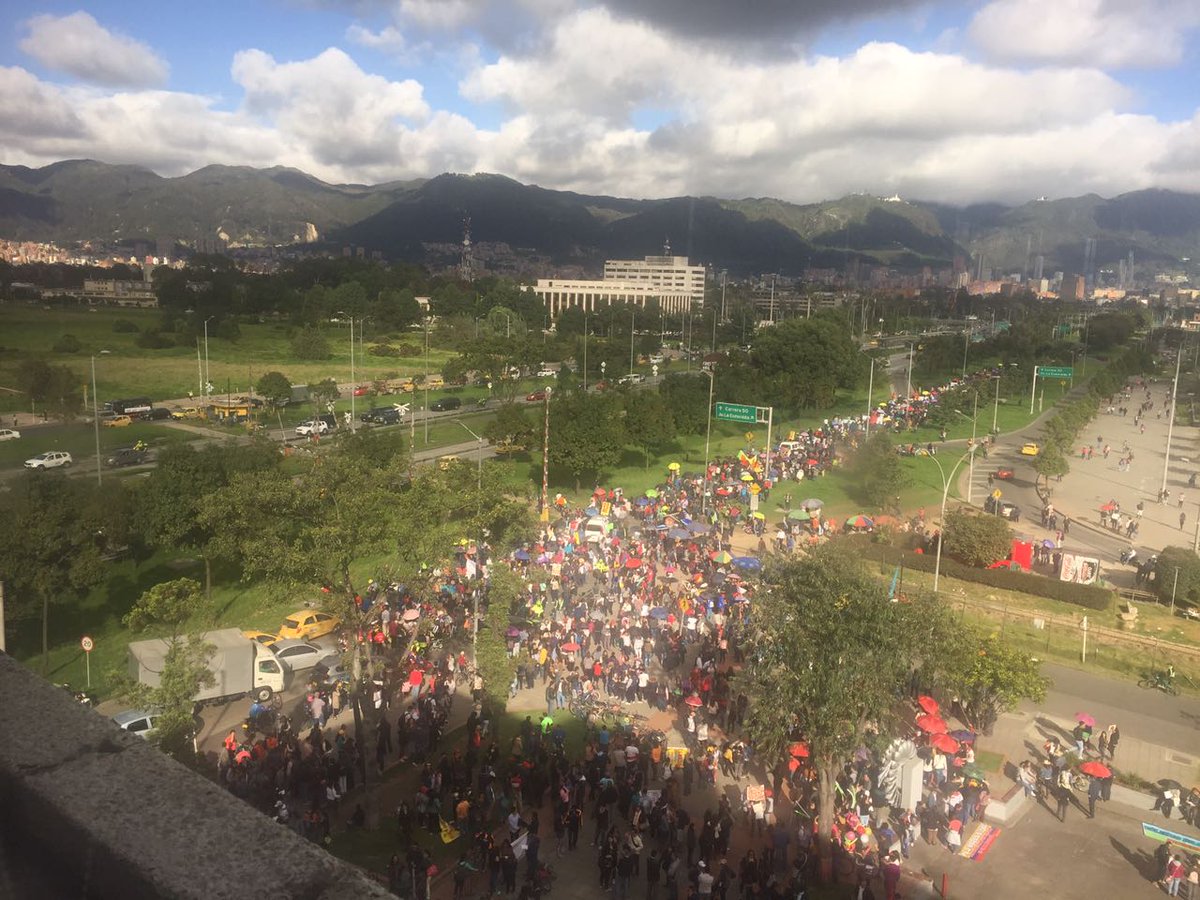 lafm's tweet image. Maestros marcharon por las calles de la capital en medio del paro bit.ly/2ruaz1L #LAFM